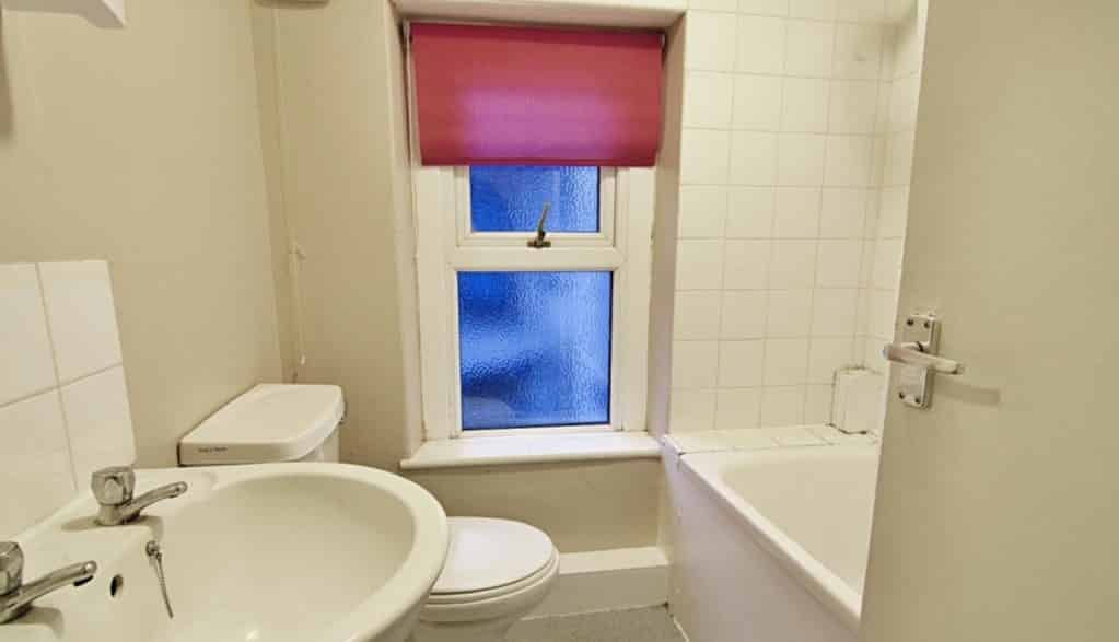 Common Area?w=400&h=260&fit=crop&q=40&auto=format&trim=auto