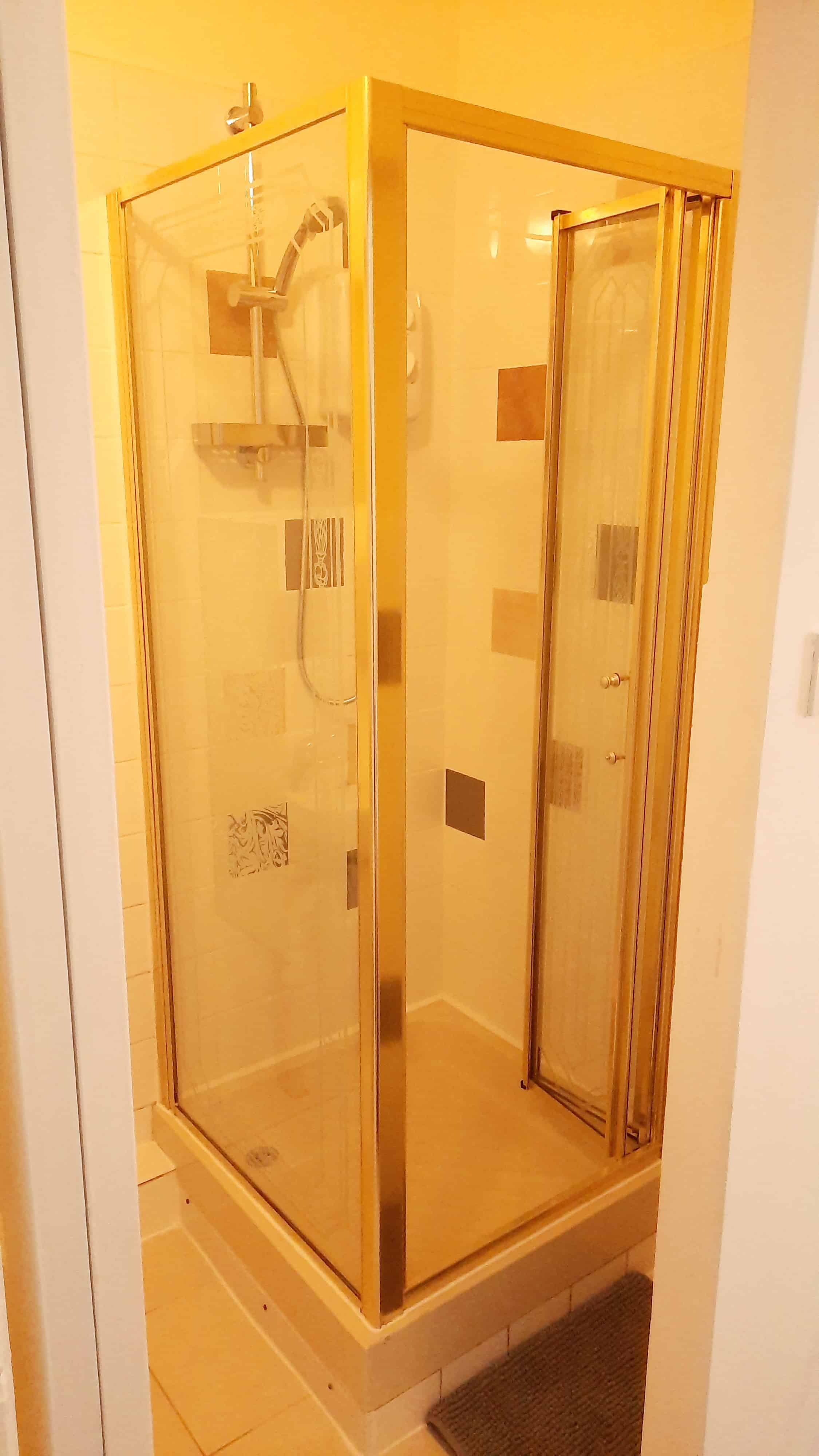 5 Bedroom 3 Bathroom - Bathroom?w=400&h=260&fit=crop&q=40&auto=format&trim=auto