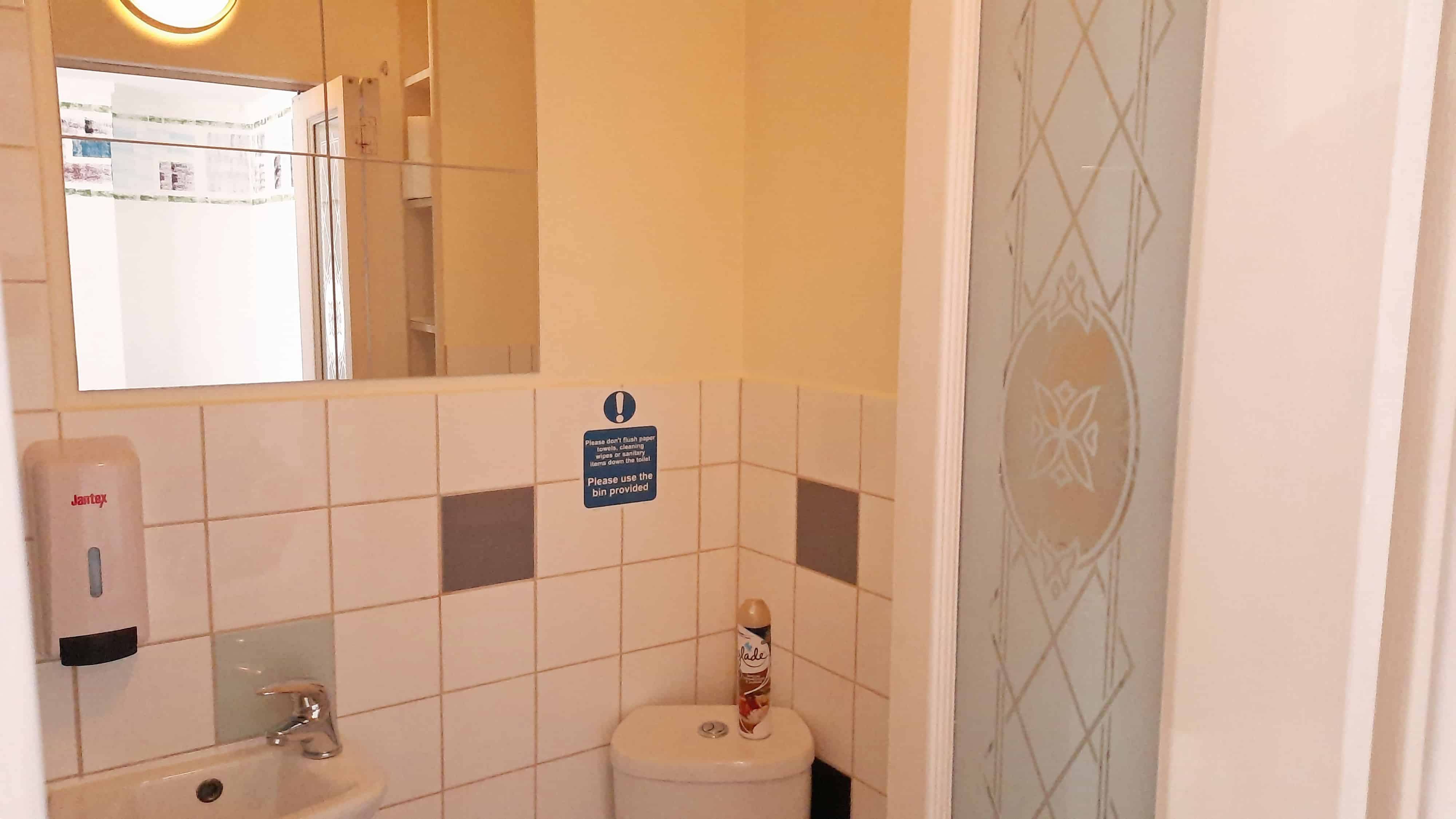 Bell Farm Avenue RM10, Dagenham - London, England, United Kingdom - 5 Bedroom 3 Bathroom - Bathroom