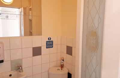 Bell Farm Avenue RM10, Dagenham - London, England, United Kingdom - 5 Bedroom 3 Bathroom - Bathroom