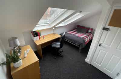 Common Area?w=400&h=260&fit=crop&q=40&auto=format&trim=auto