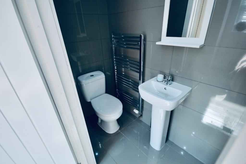 6 Bed 3 Bath - Bedroom?w=400&h=260&fit=crop&q=40&auto=format&trim=auto