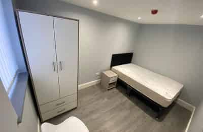 6 Bed 2 Bath - Bedroom?w=400&h=260&fit=crop&q=40&auto=format&trim=auto