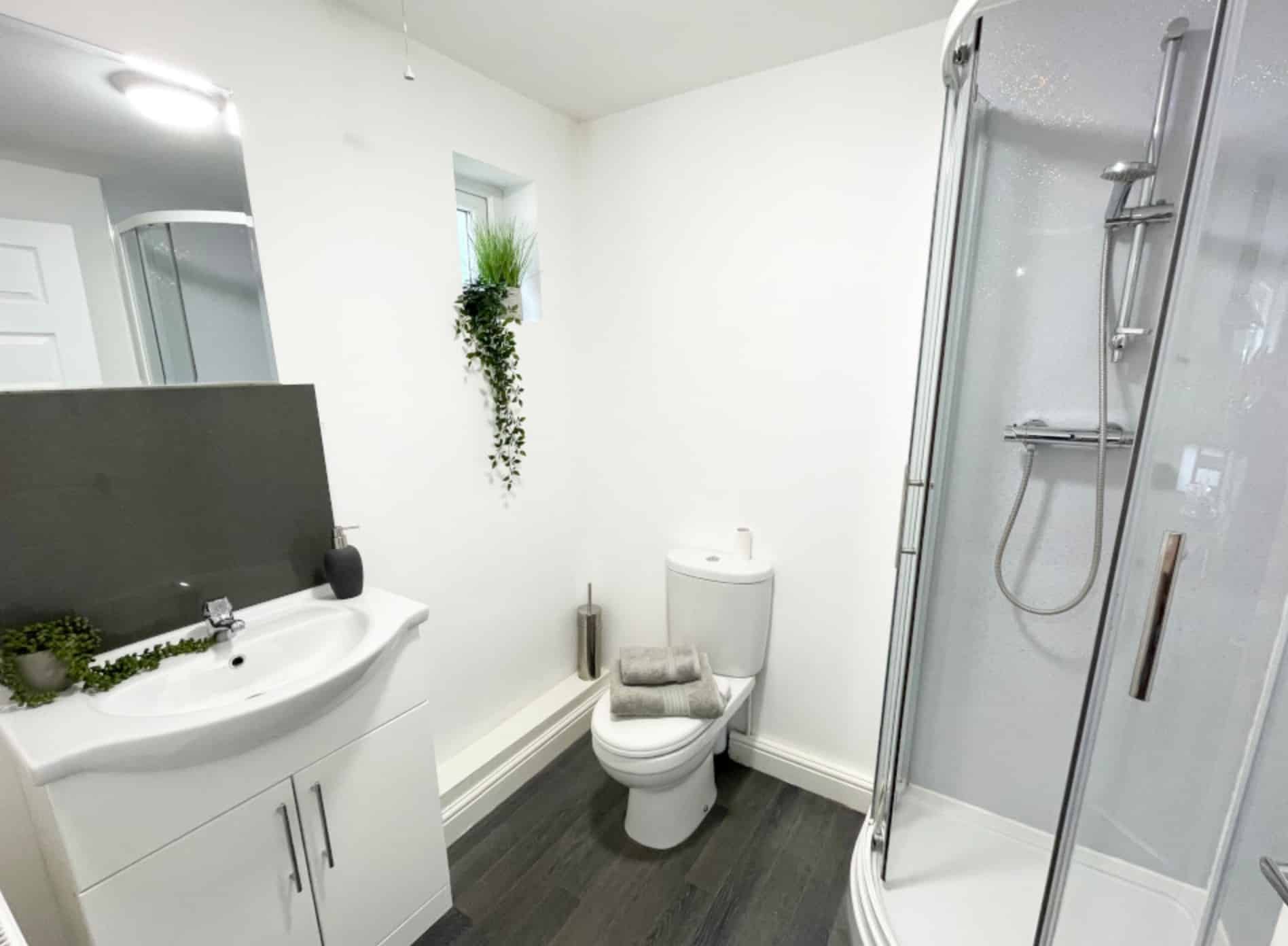 5 Bed 2 Bath - 2 - Amenities?w=400&h=260&fit=crop&q=40&auto=format&trim=auto