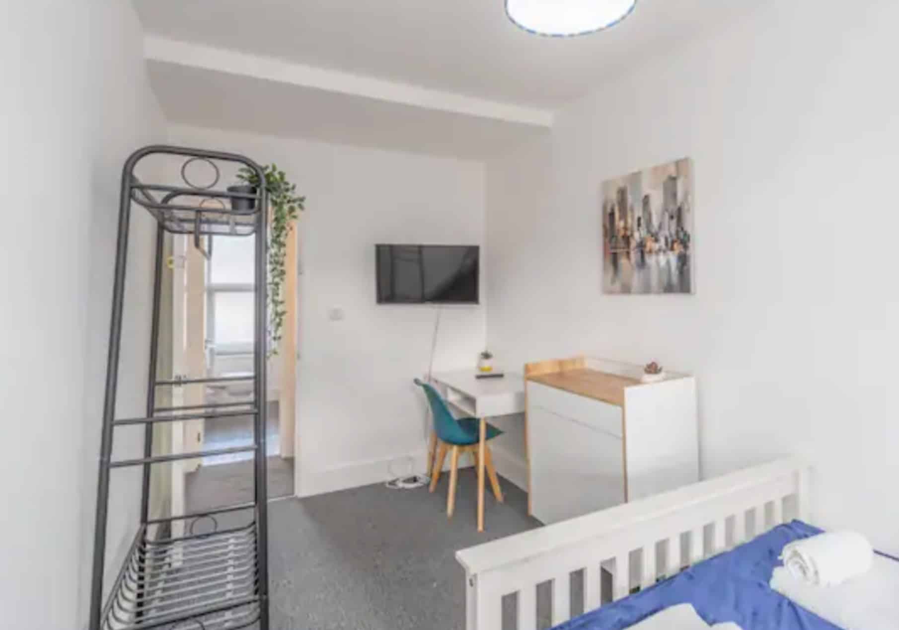 4 Bedroom 1 Bathroom Apartment - Kitchen?w=400&h=260&fit=crop&q=40&auto=format&trim=auto