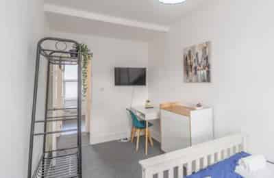 4 Bedroom 1 Bathroom Apartment - Kitchen?w=400&h=260&fit=crop&q=40&auto=format&trim=auto