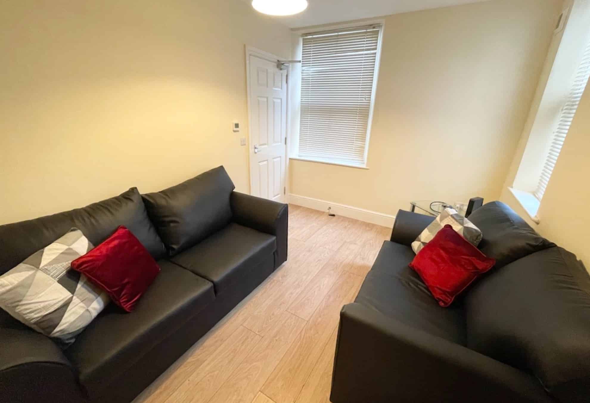 6 Bedroom 2 Bathroom Apartment - Bathroom?w=400&h=260&fit=crop&q=40&auto=format&trim=auto