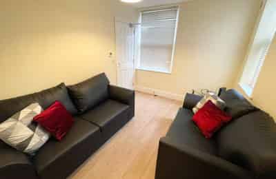 6 Bedroom 2 Bathroom Apartment - Bathroom?w=400&h=260&fit=crop&q=40&auto=format&trim=auto