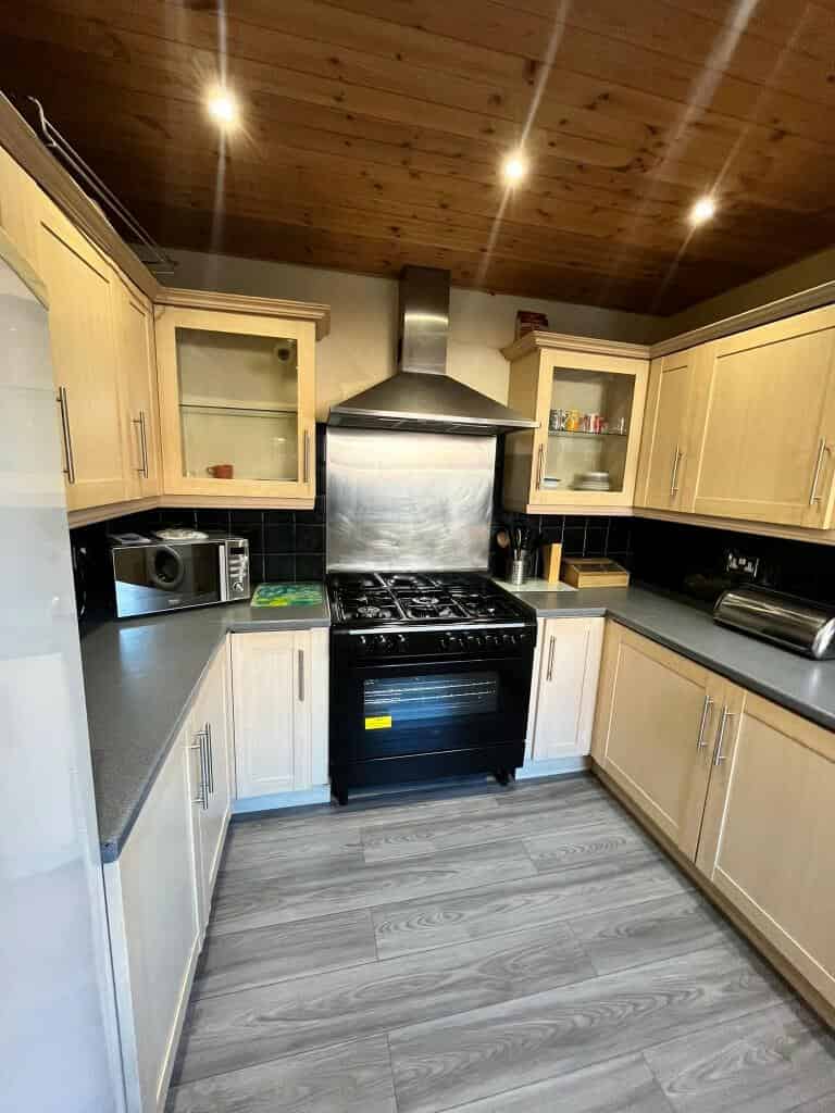 Common Area?w=400&h=260&fit=crop&q=40&auto=format&trim=auto