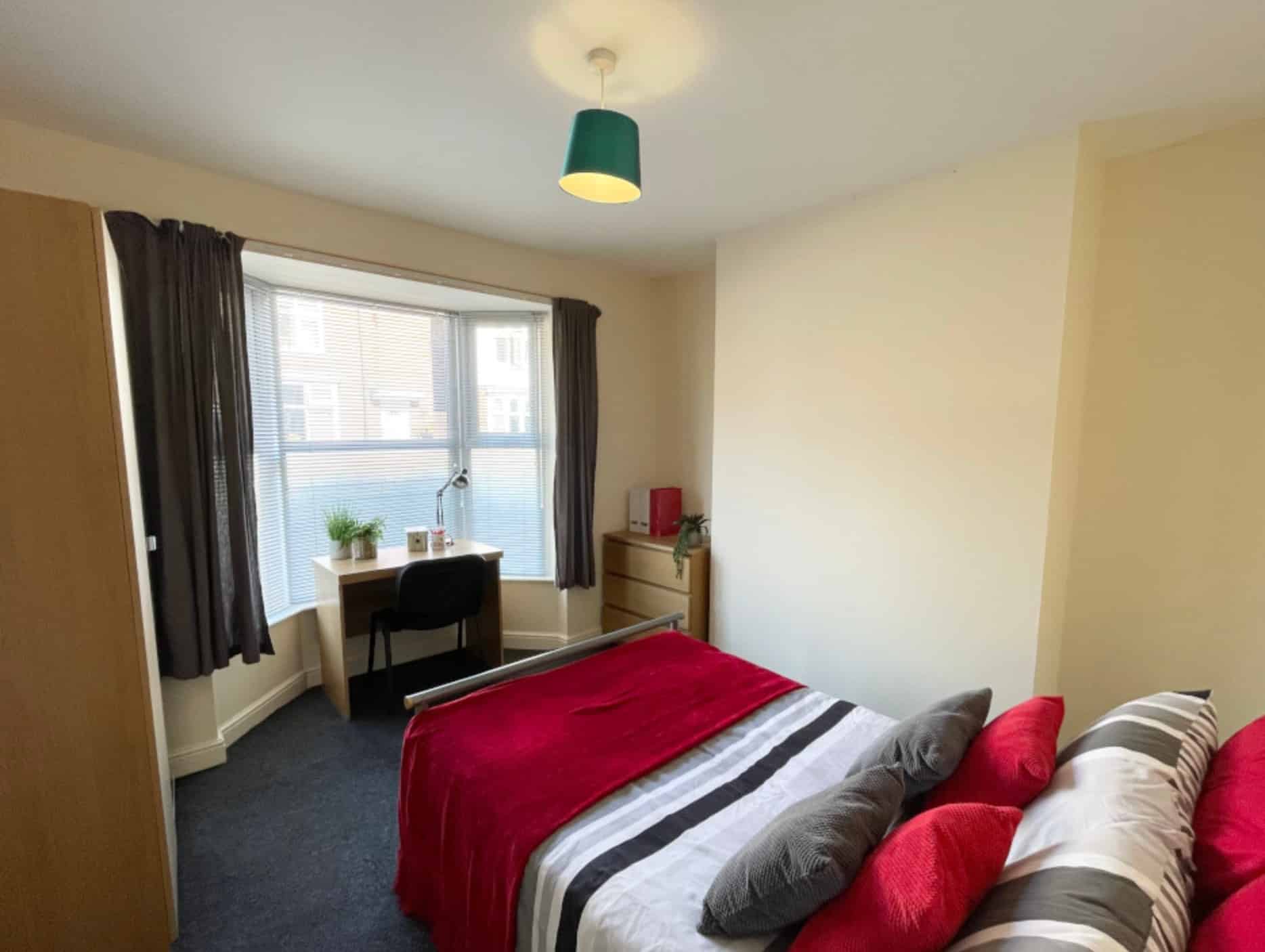 4 Bed 1 Bath - Common Area?w=400&h=260&fit=crop&q=40&auto=format&trim=auto