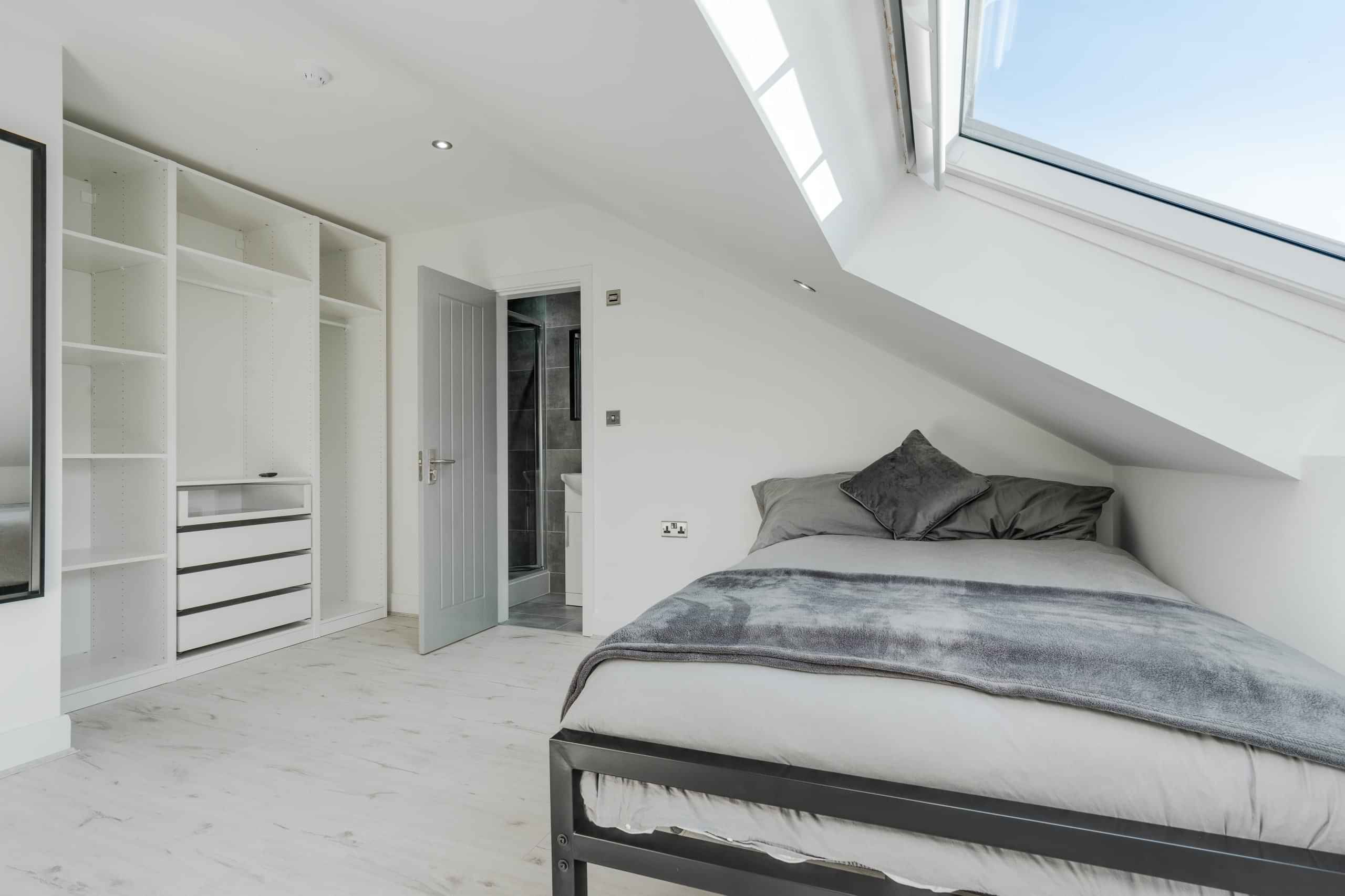 Common Area?w=400&h=260&fit=crop&q=40&auto=format&trim=auto