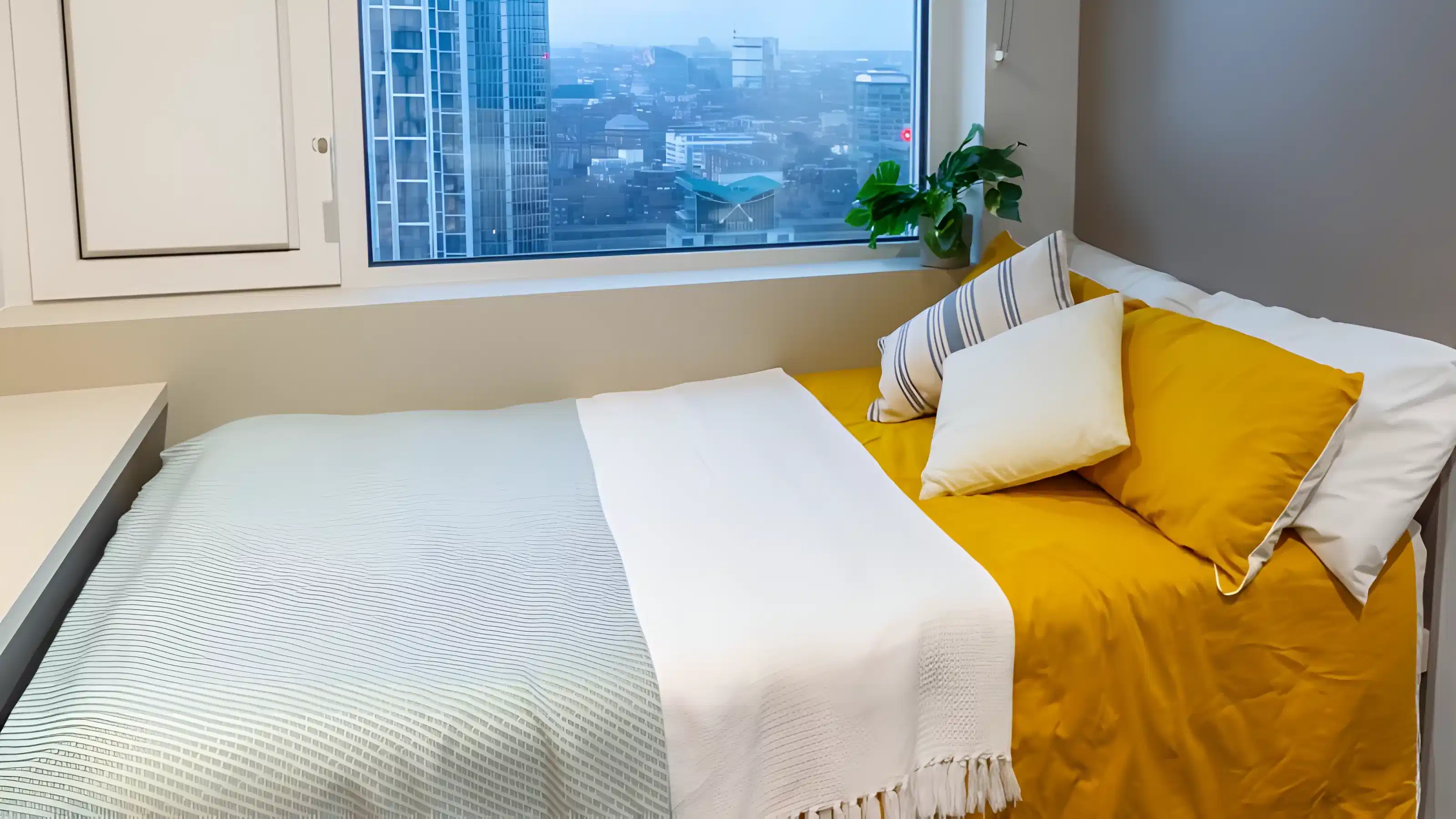 Common Area?w=400&h=260&fit=crop&q=40&auto=format&trim=auto