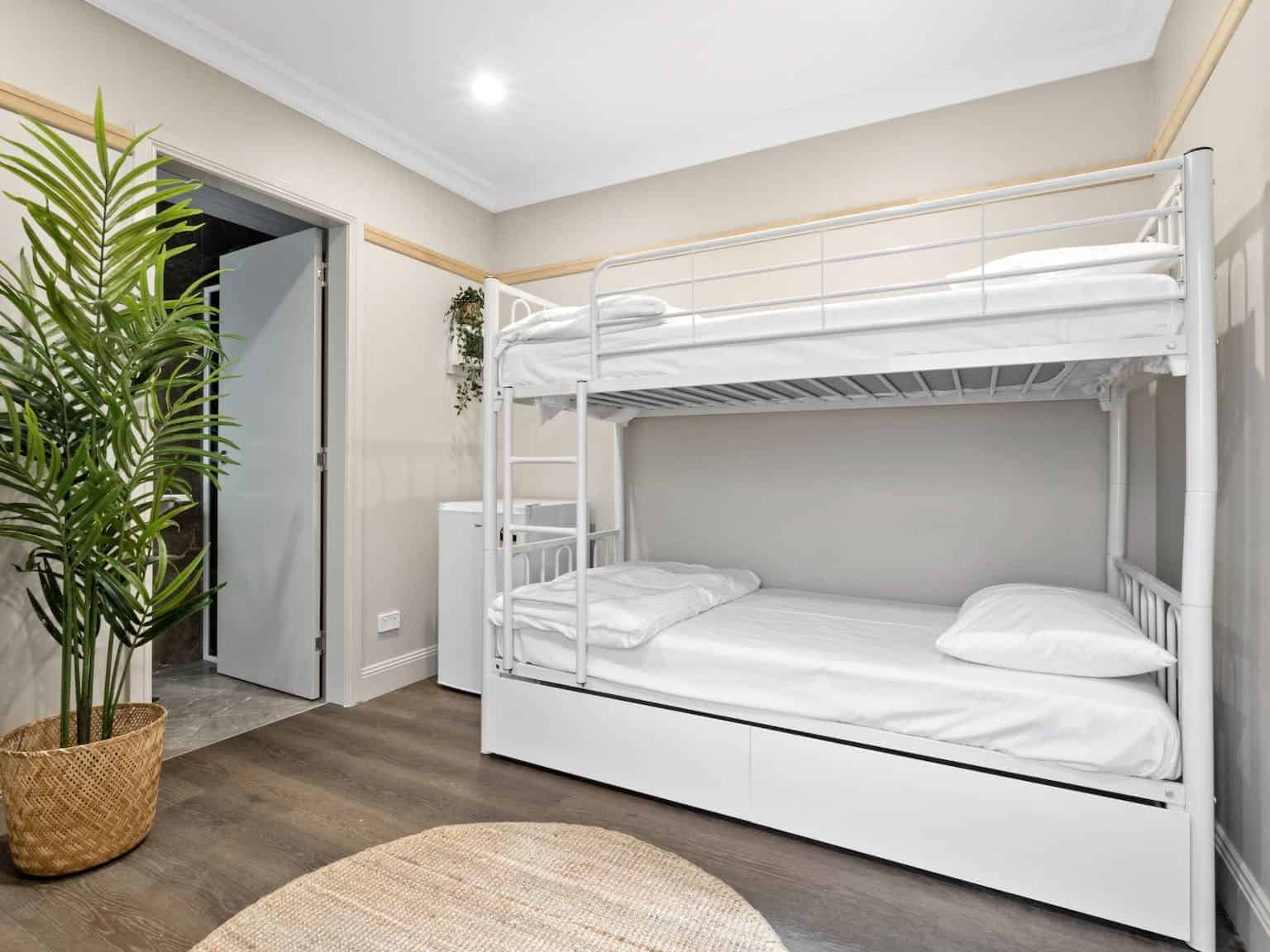 Exterior?w=400&h=260&fit=crop&q=40&auto=format&trim=auto