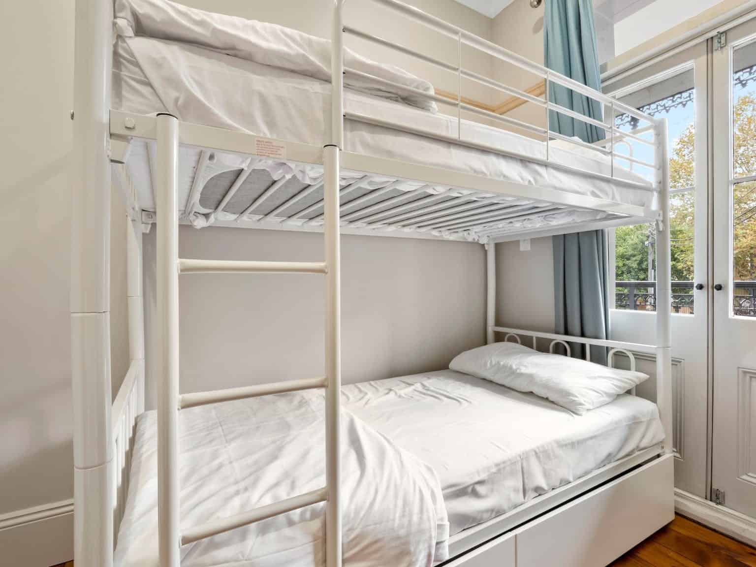 Exterior?w=400&h=260&fit=crop&q=40&auto=format&trim=auto