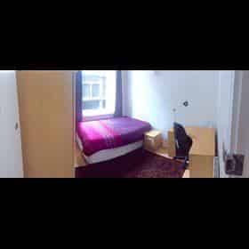 3 Bedroom 1 Bathroom Apartment - Bathroom?w=400&h=260&fit=crop&q=40&auto=format&trim=auto