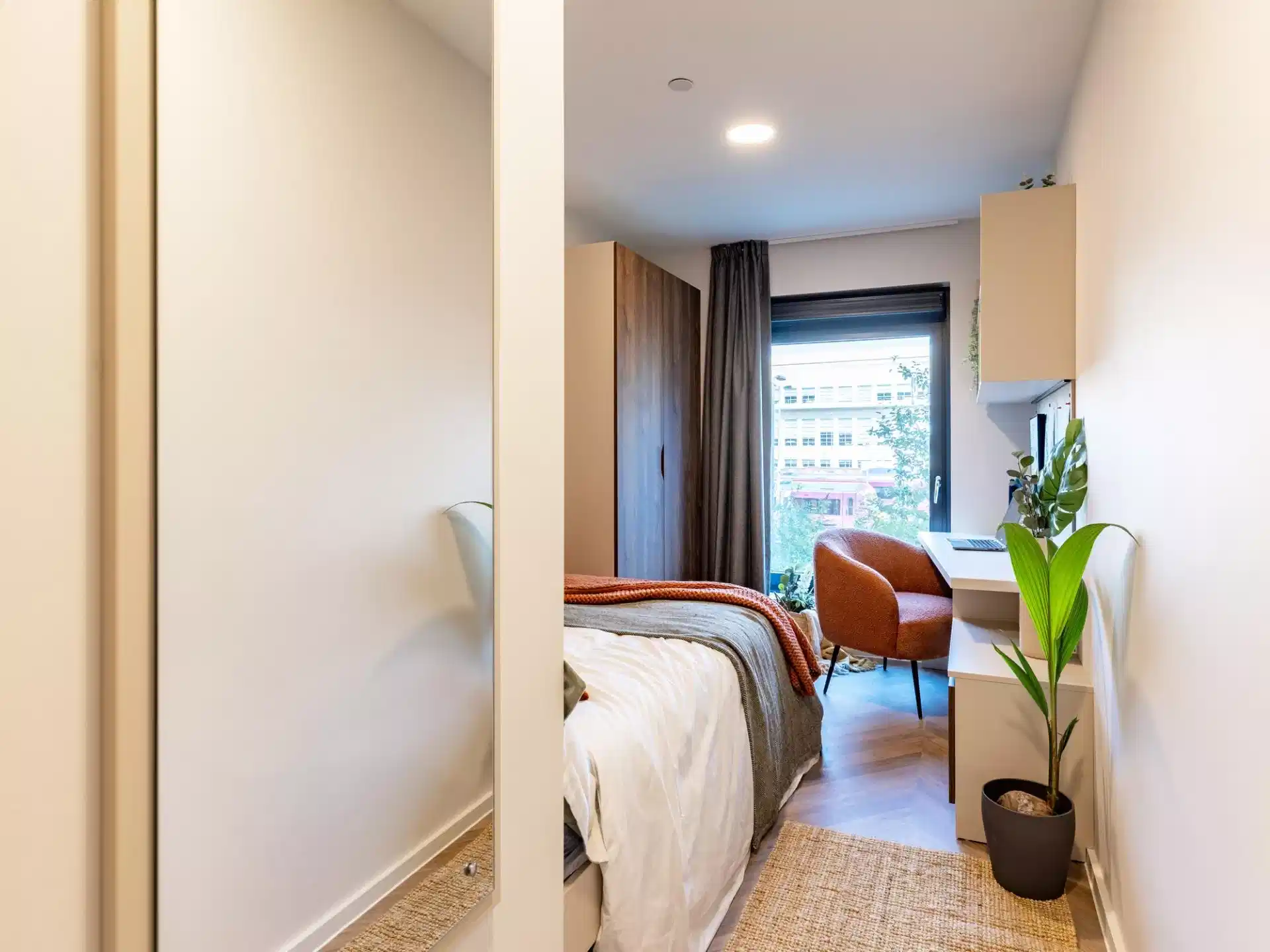 Common Area?w=400&h=260&fit=crop&q=40&auto=format&trim=auto