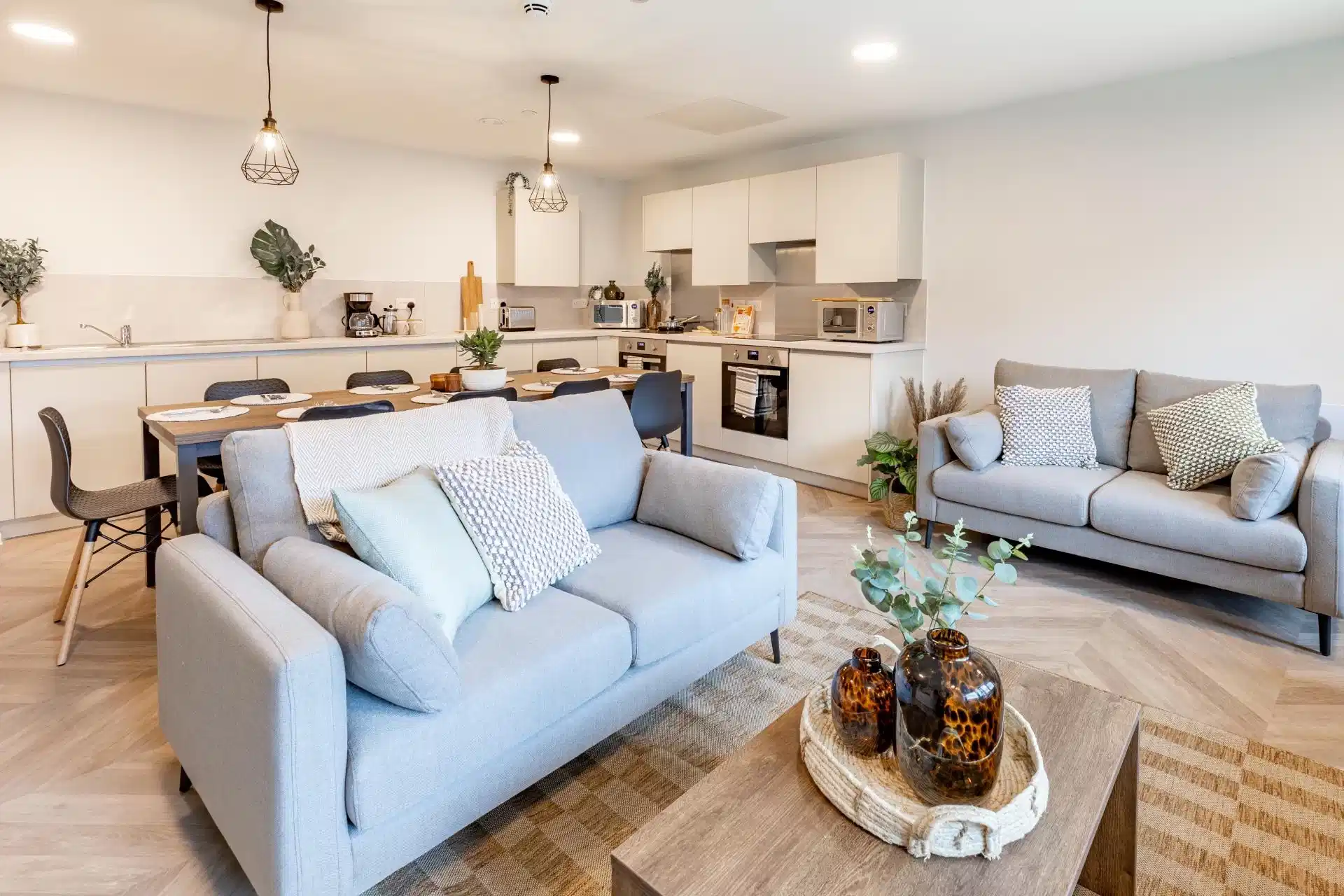 Common Area?w=400&h=260&fit=crop&q=40&auto=format&trim=auto