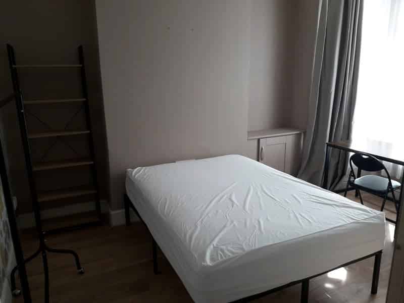 Common Area?w=400&h=260&fit=crop&q=40&auto=format&trim=auto