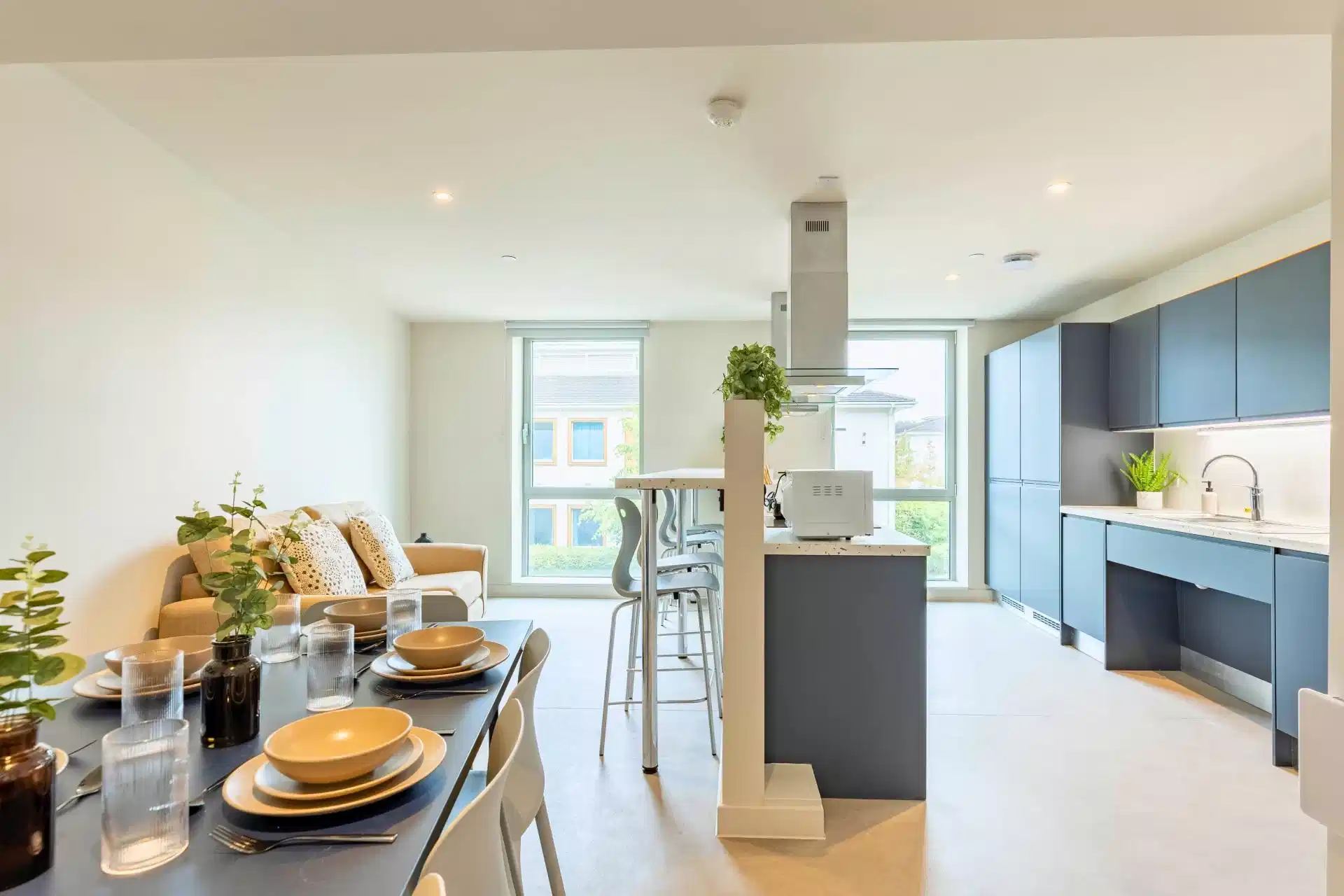 Exterior?w=400&h=260&fit=crop&q=40&auto=format&trim=auto