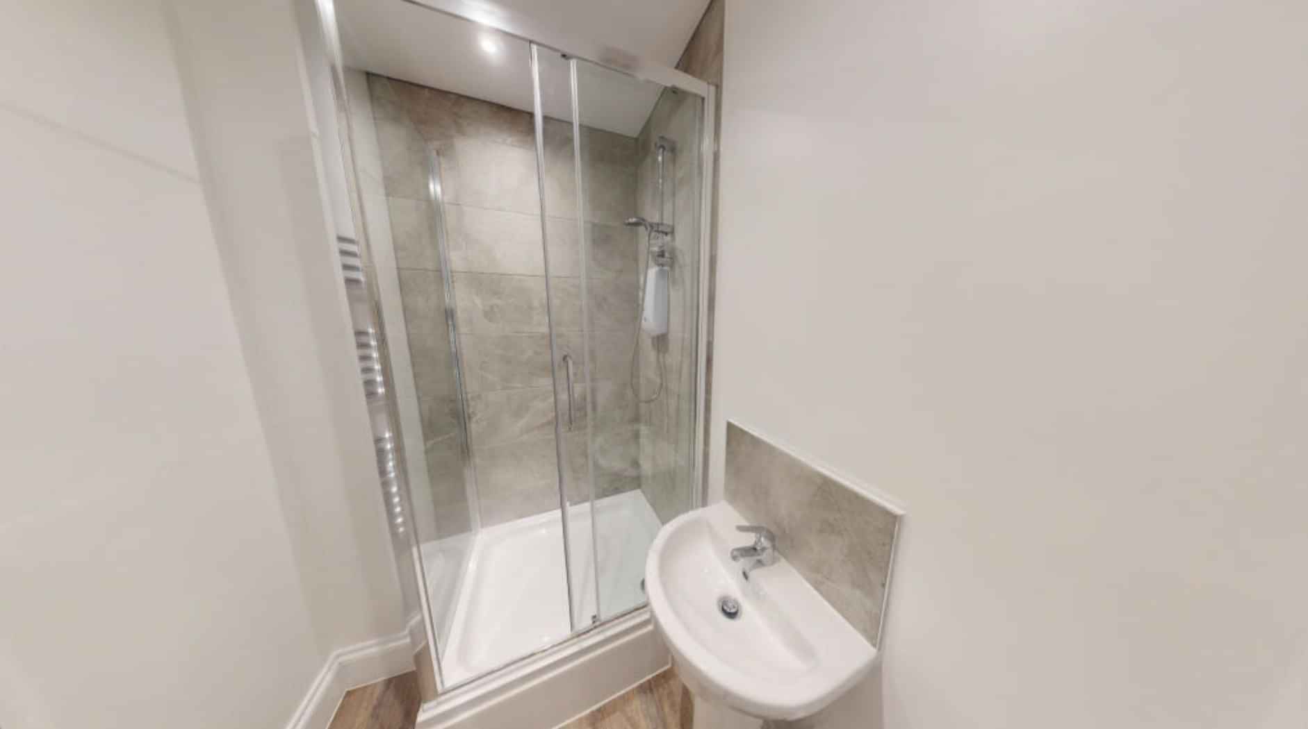 9 Bedroom 2 Bathroom - Bathroom?w=400&h=260&fit=crop&q=40&auto=format&trim=auto