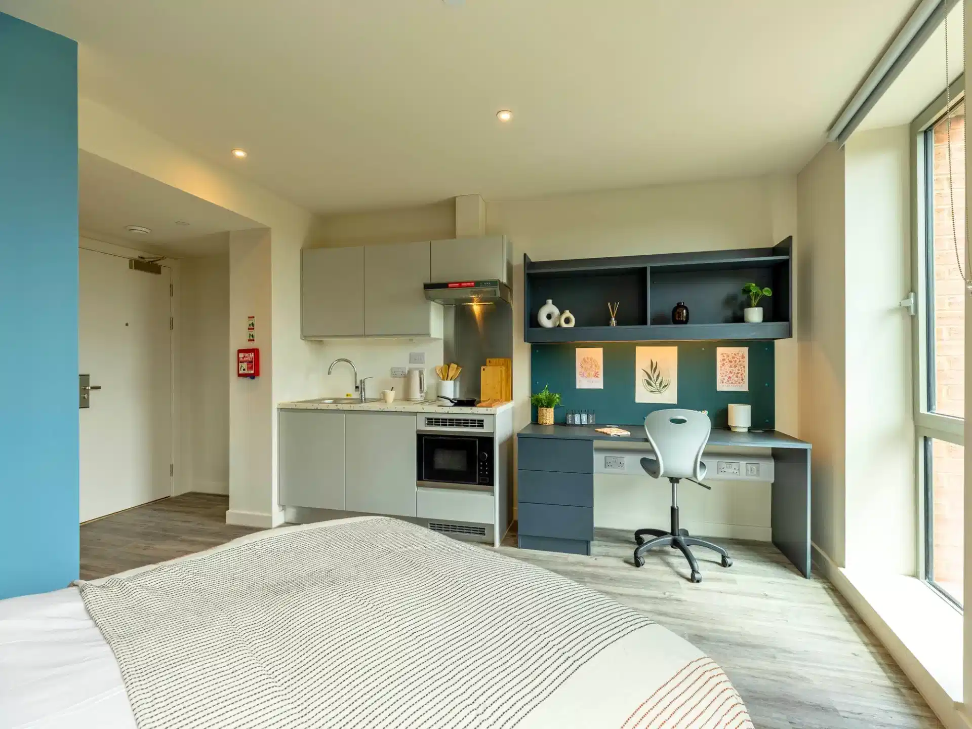 Exterior?w=400&h=260&fit=crop&q=40&auto=format&trim=auto