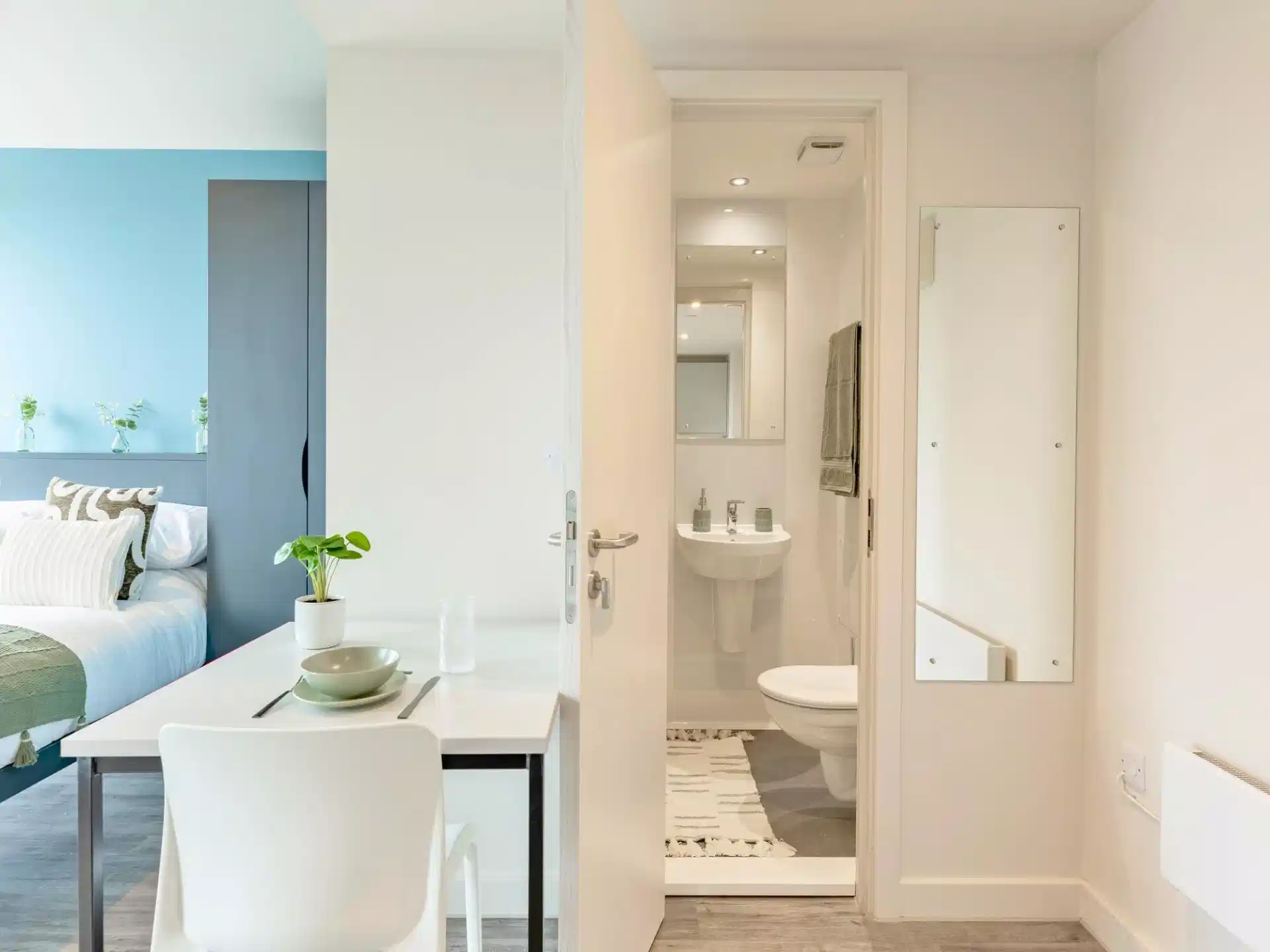 Exterior?w=400&h=260&fit=crop&q=40&auto=format&trim=auto