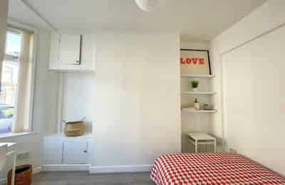 Bathroom?w=400&h=260&fit=crop&q=40&auto=format&trim=auto