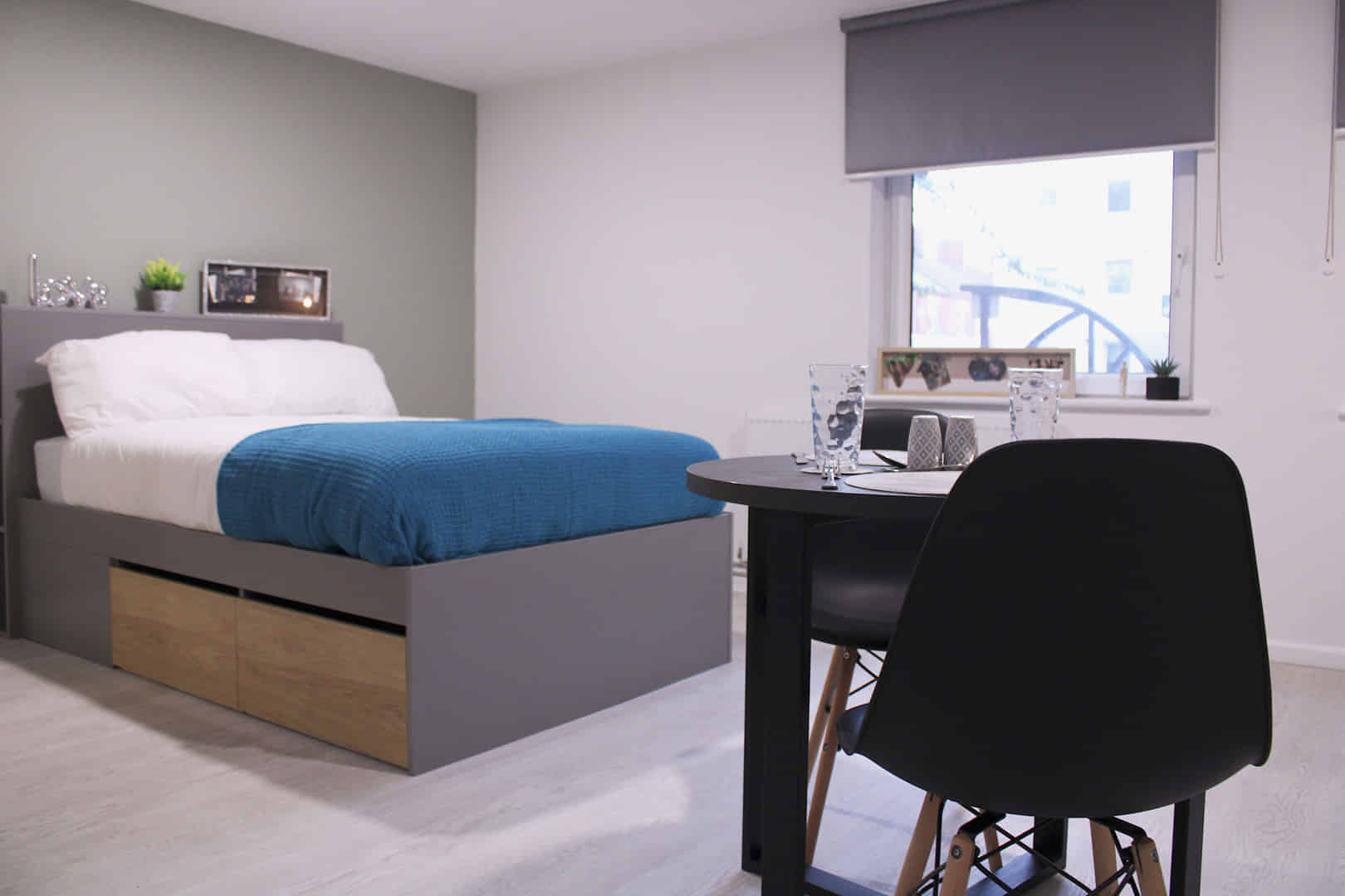 Bedroom?w=400&h=260&fit=crop&q=40&auto=format&trim=auto