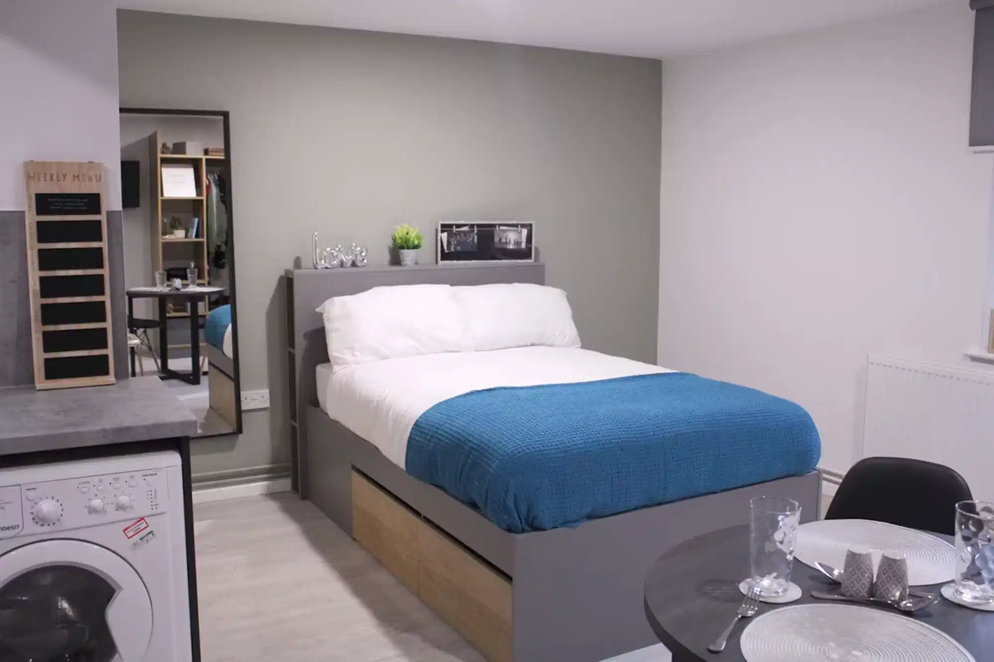 Bedroom?w=400&h=260&fit=crop&q=40&auto=format&trim=auto