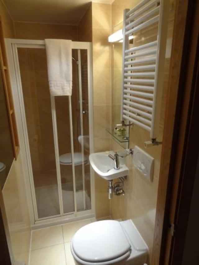 Exterior?w=400&h=260&fit=crop&q=40&auto=format&trim=auto