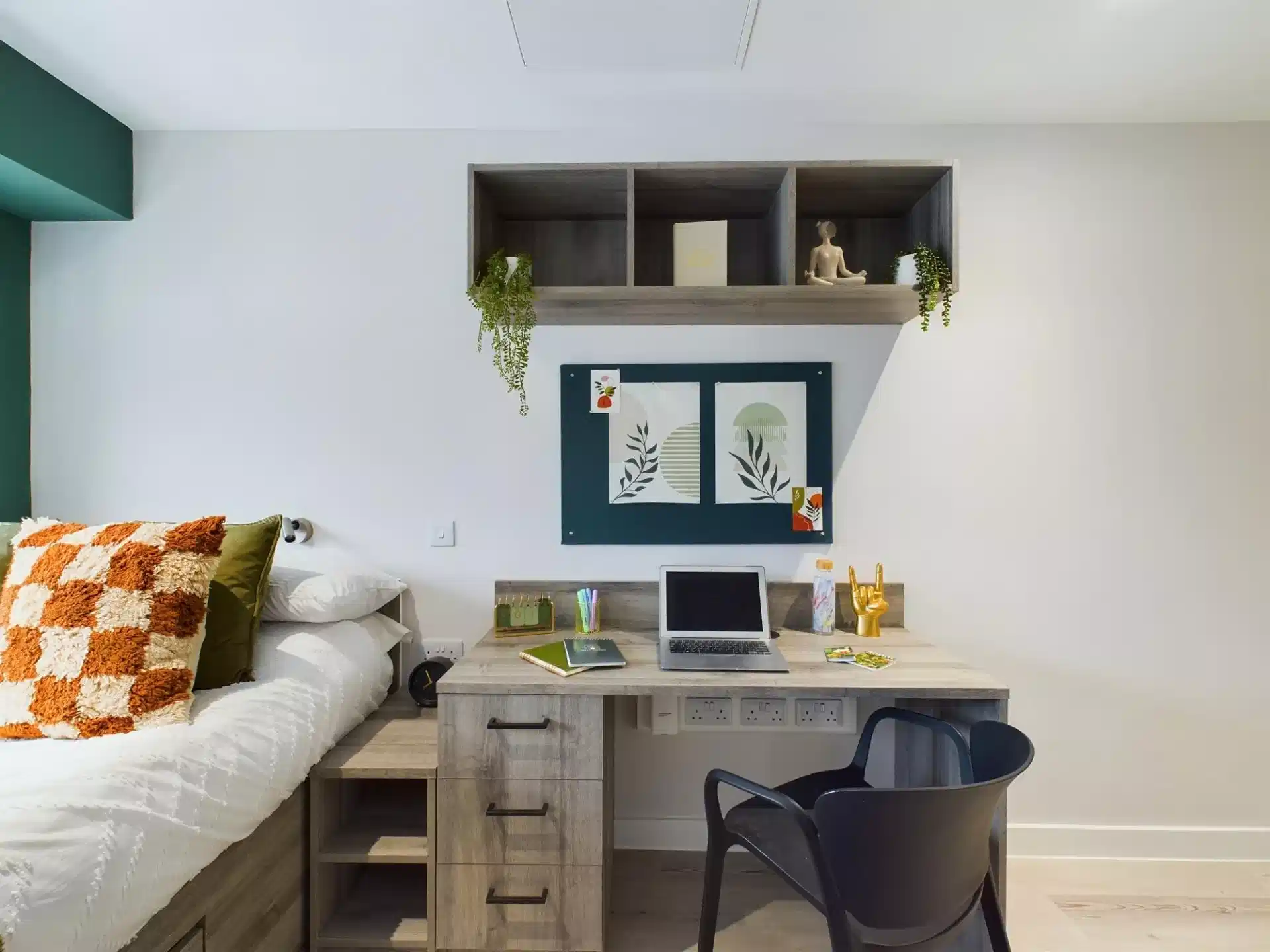 Common Area?w=400&h=260&fit=crop&q=40&auto=format&trim=auto