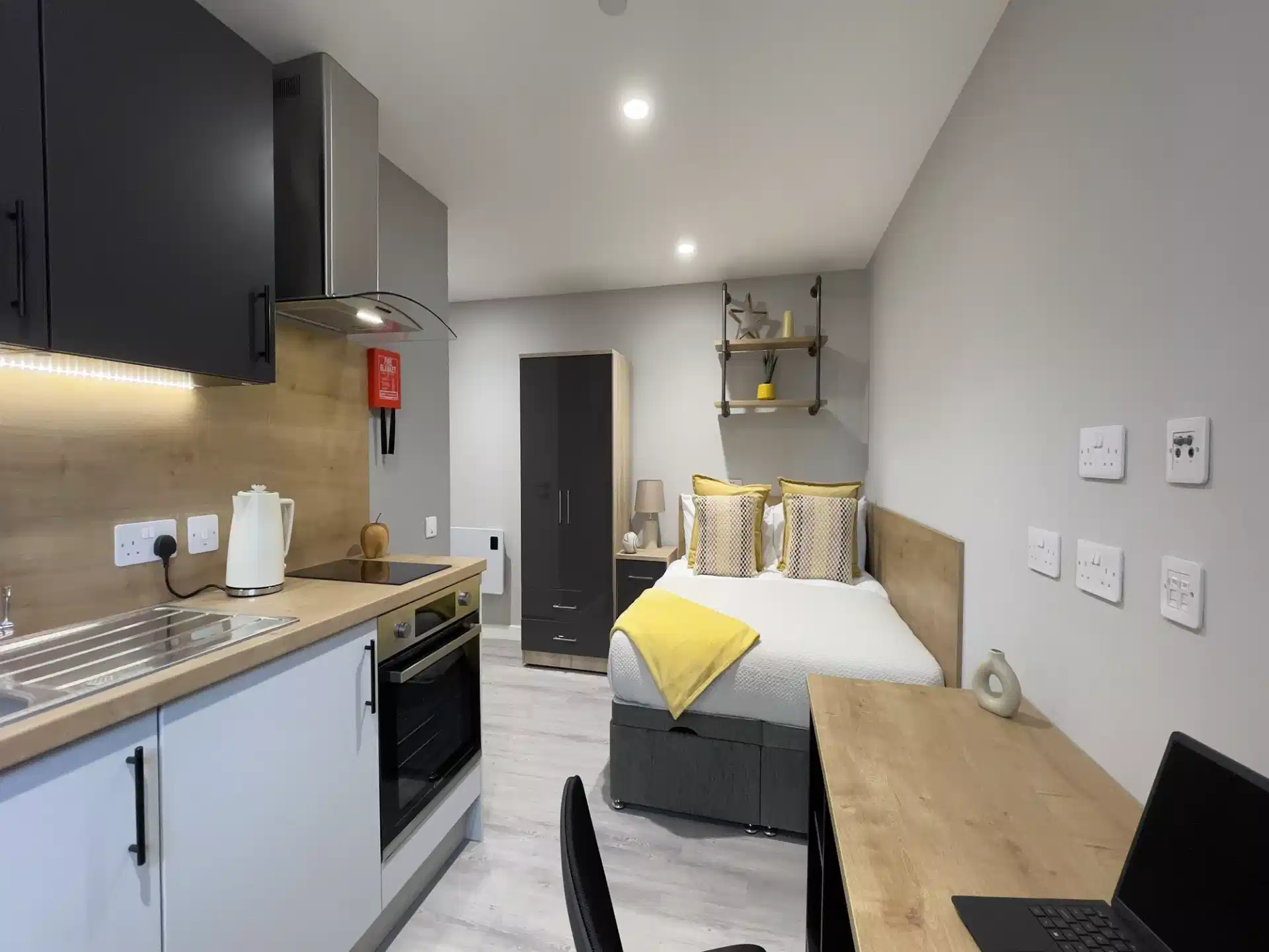 Common Area?w=400&h=260&fit=crop&q=40&auto=format&trim=auto