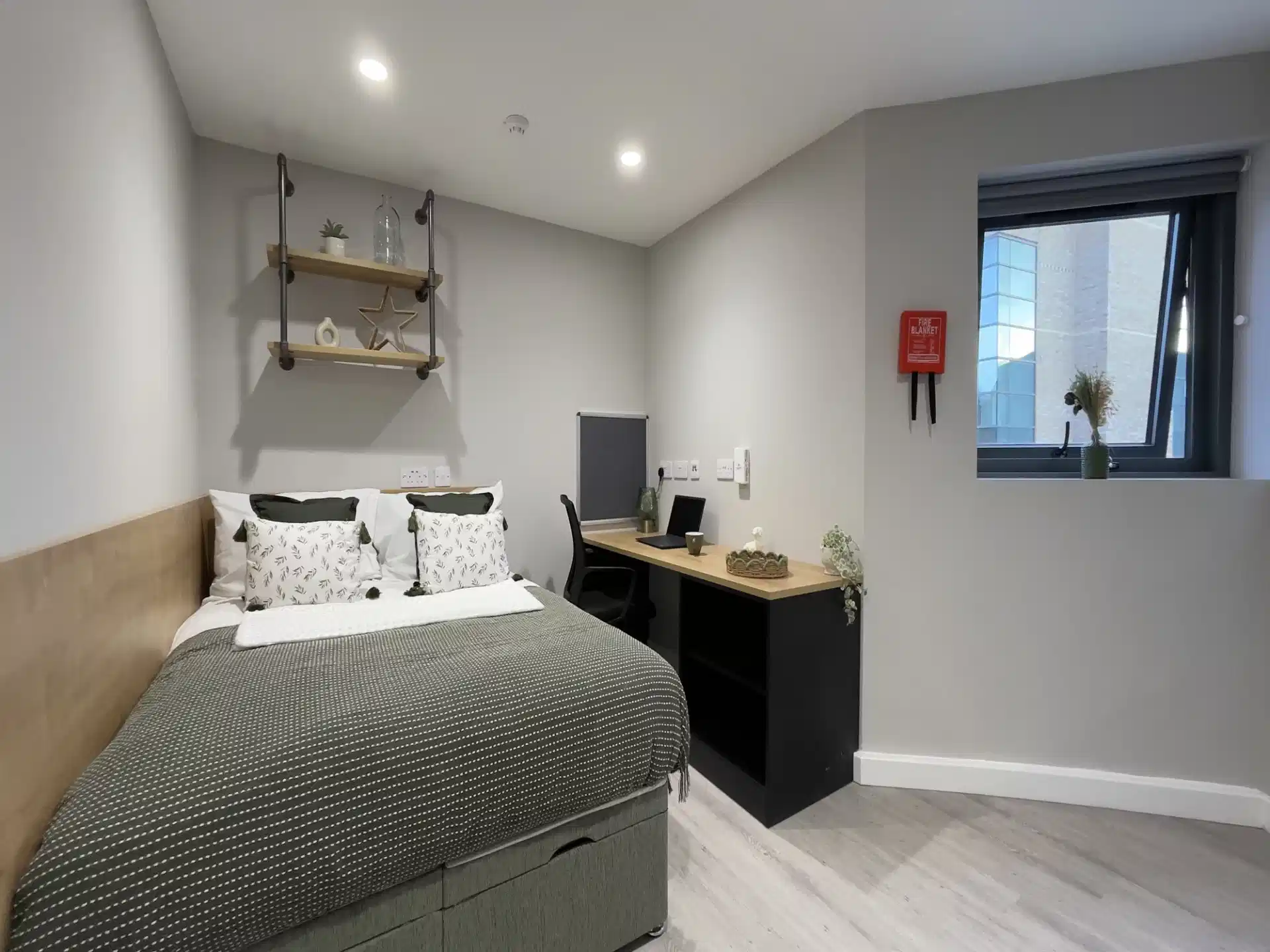 Common Area?w=400&h=260&fit=crop&q=40&auto=format&trim=auto