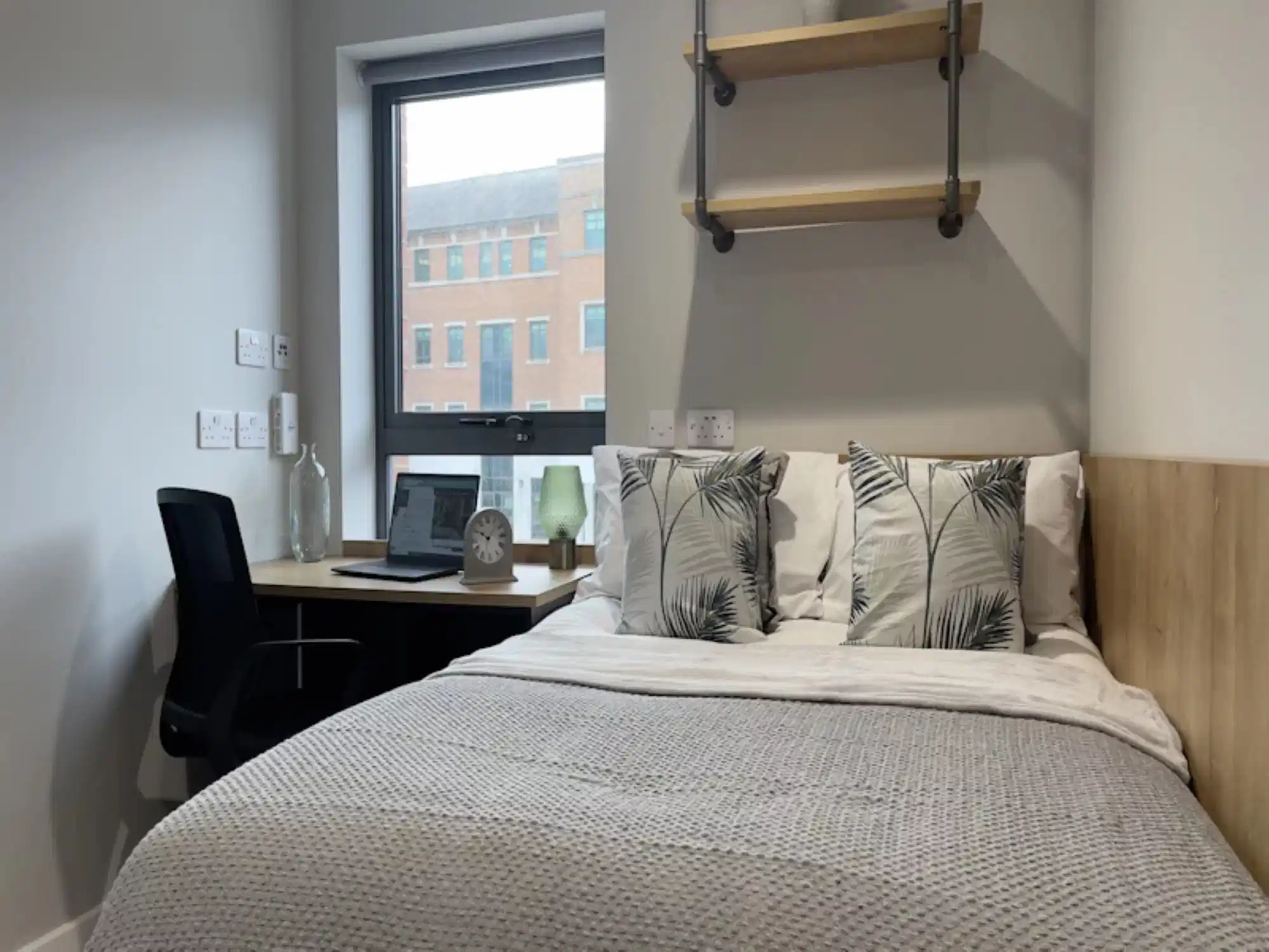 Common Area?w=400&h=260&fit=crop&q=40&auto=format&trim=auto