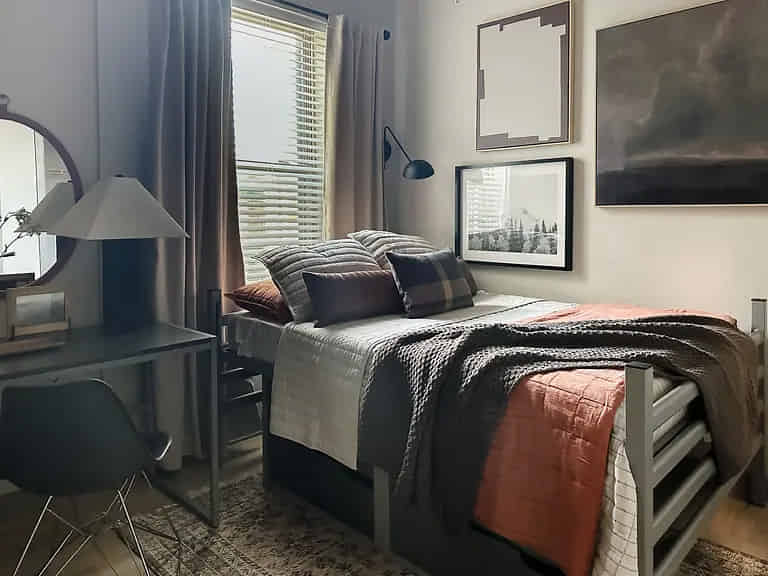 Exterior?w=400&h=260&fit=crop&q=40&auto=format&trim=auto