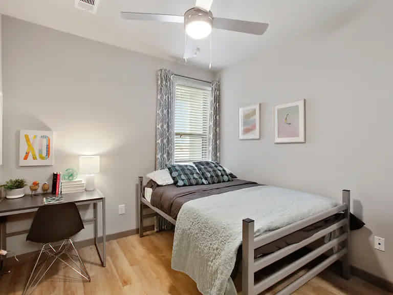 Exterior?w=400&h=260&fit=crop&q=40&auto=format&trim=auto