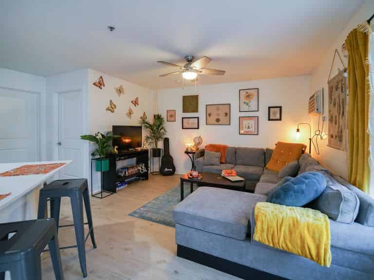 Common Area?w=400&h=260&fit=crop&q=40&auto=format&trim=auto