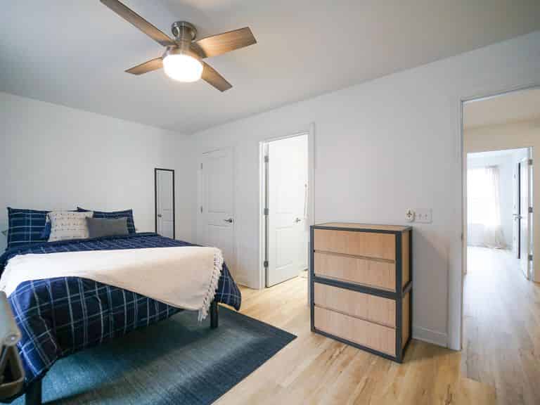 Common Area?w=400&h=260&fit=crop&q=40&auto=format&trim=auto