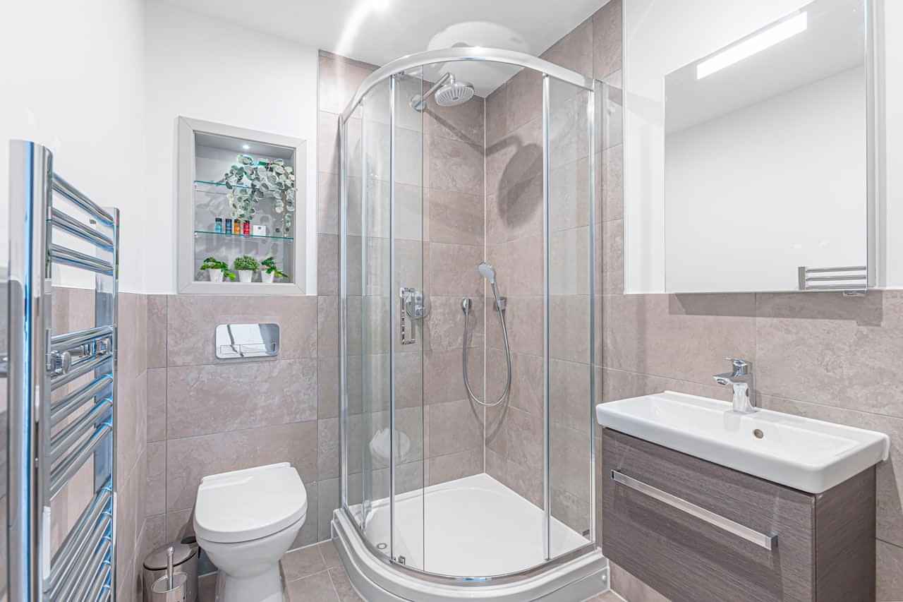 Common Area?w=400&h=260&fit=crop&q=40&auto=format&trim=auto