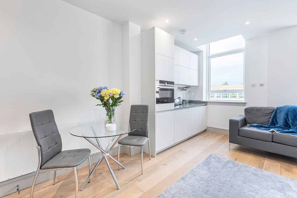 ee3a?w=400&h=260&fit=crop&q=40&auto=format&trim=auto