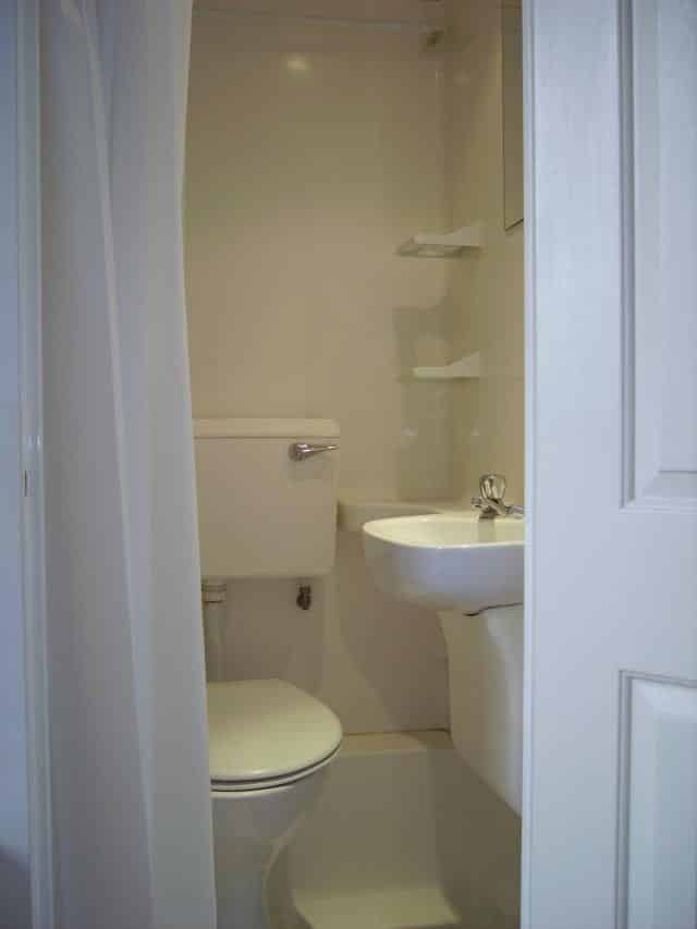 Exterior?w=400&h=260&fit=crop&q=40&auto=format&trim=auto