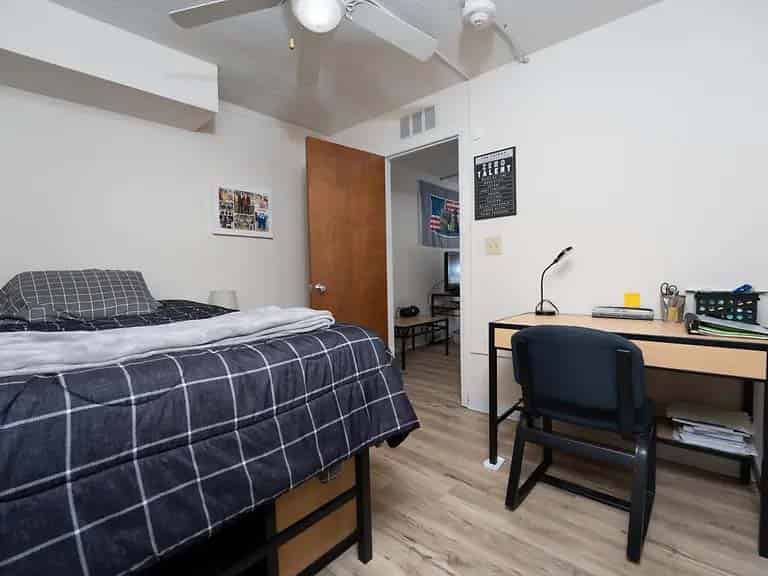 Common Area?w=400&h=260&fit=crop&q=40&auto=format&trim=auto