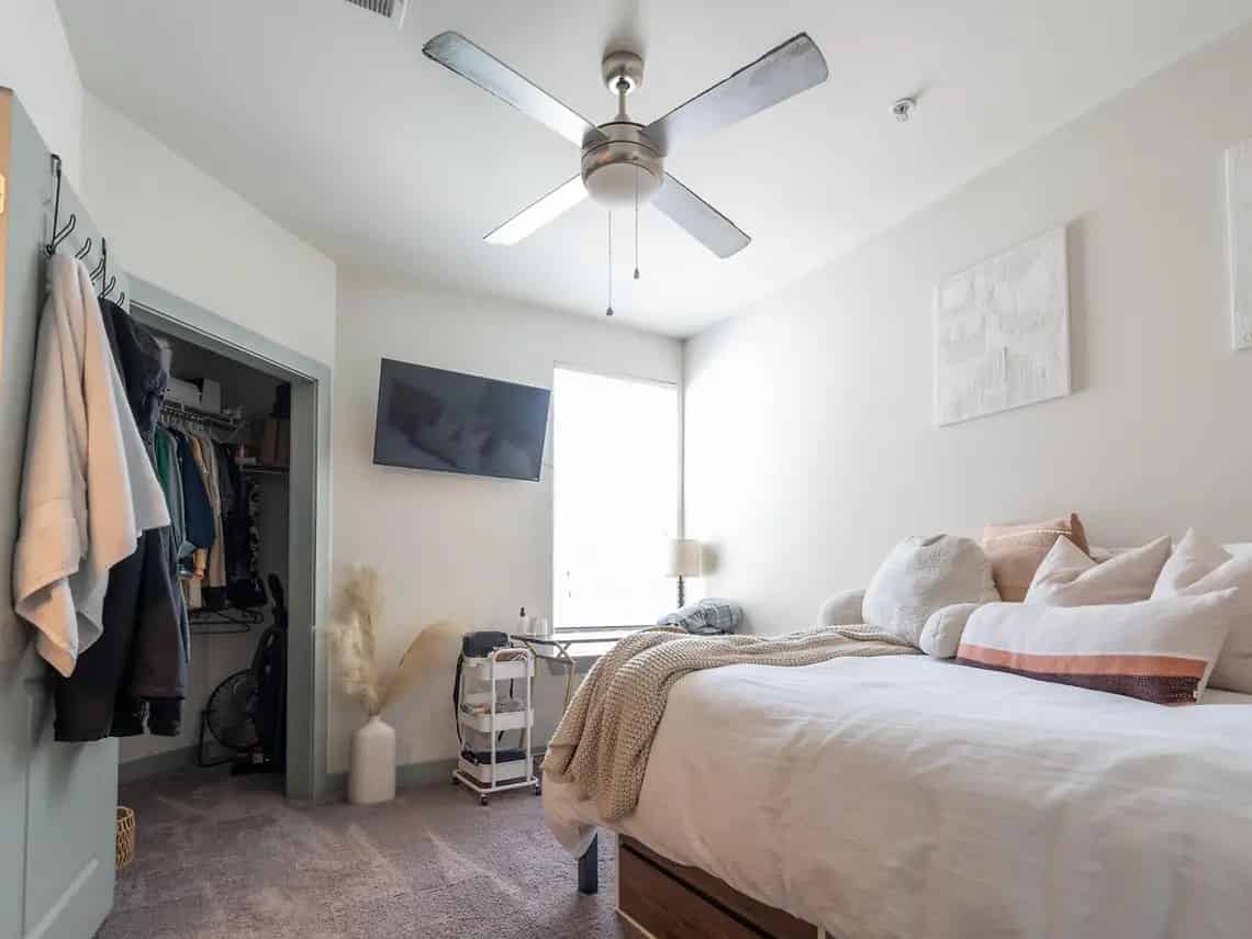 Common Area?w=400&h=260&fit=crop&q=40&auto=format&trim=auto