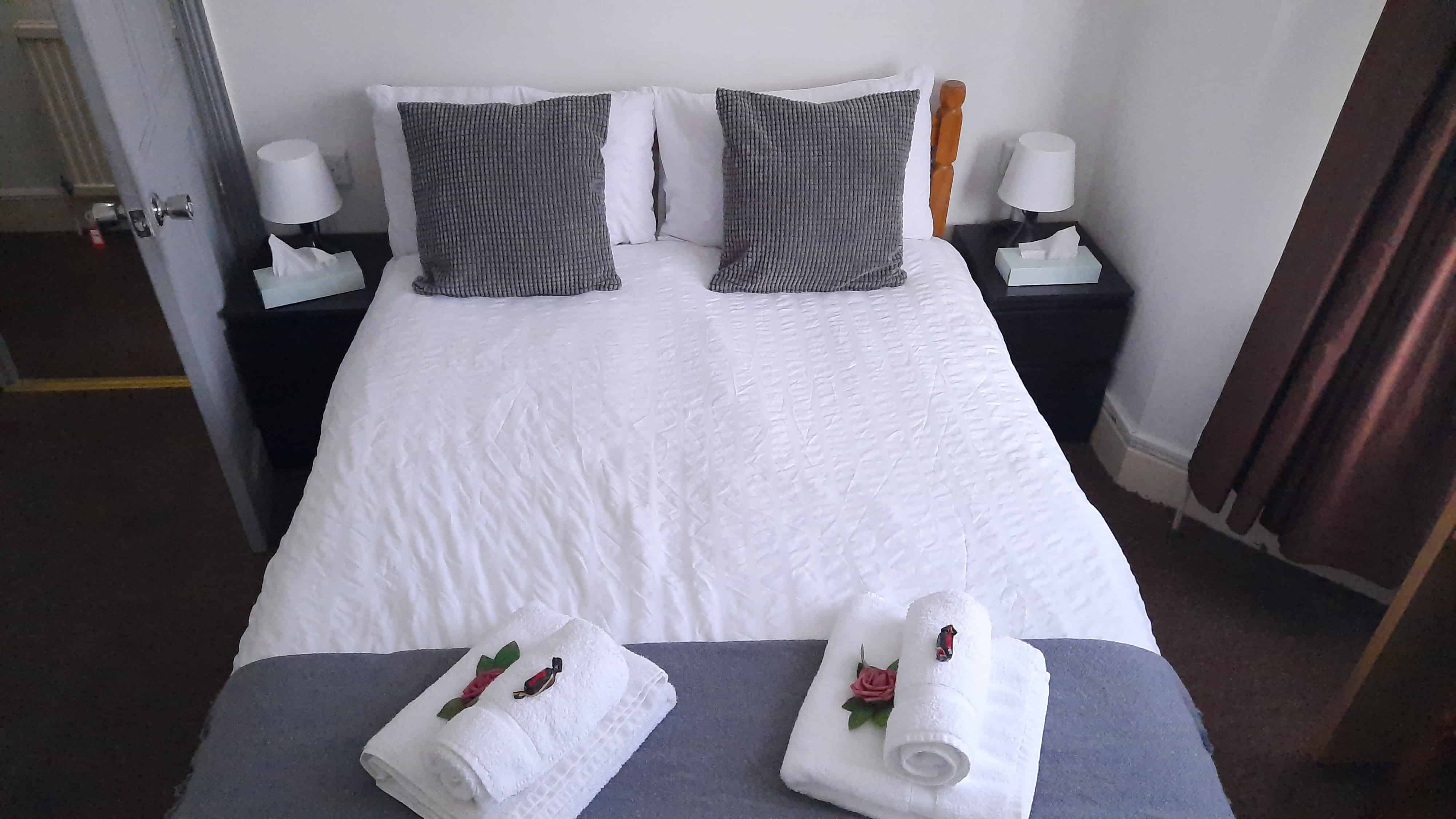 5 Bedrooms 2 Bathrooms Apartment 1 - Bedroom?w=400&h=260&fit=crop&q=40&auto=format&trim=auto