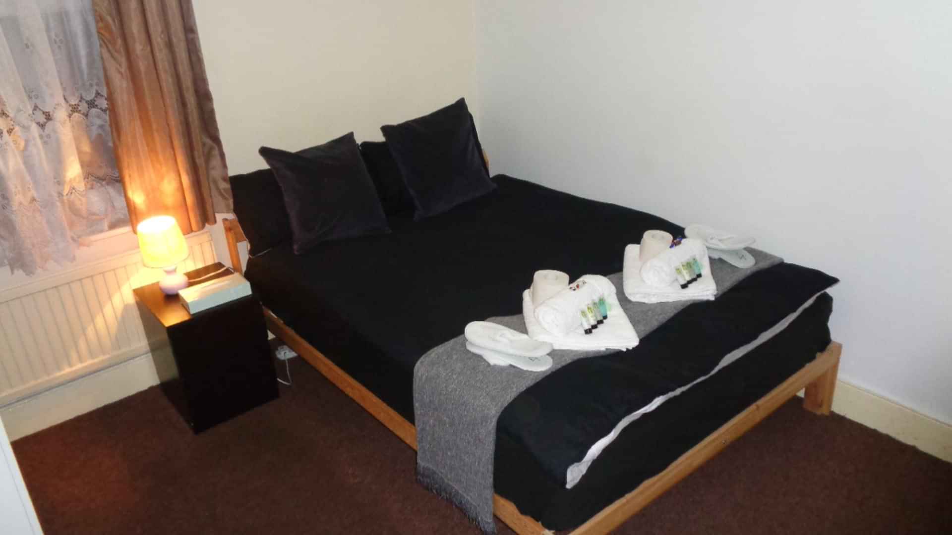 5 Bedrooms 2 Bathrooms Apartment 2 - Amenities?w=400&h=260&fit=crop&q=40&auto=format&trim=auto