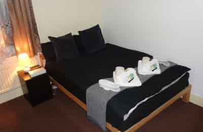 5 Bedrooms 2 Bathrooms Apartment 2 - Amenities?w=400&h=260&fit=crop&q=40&auto=format&trim=auto