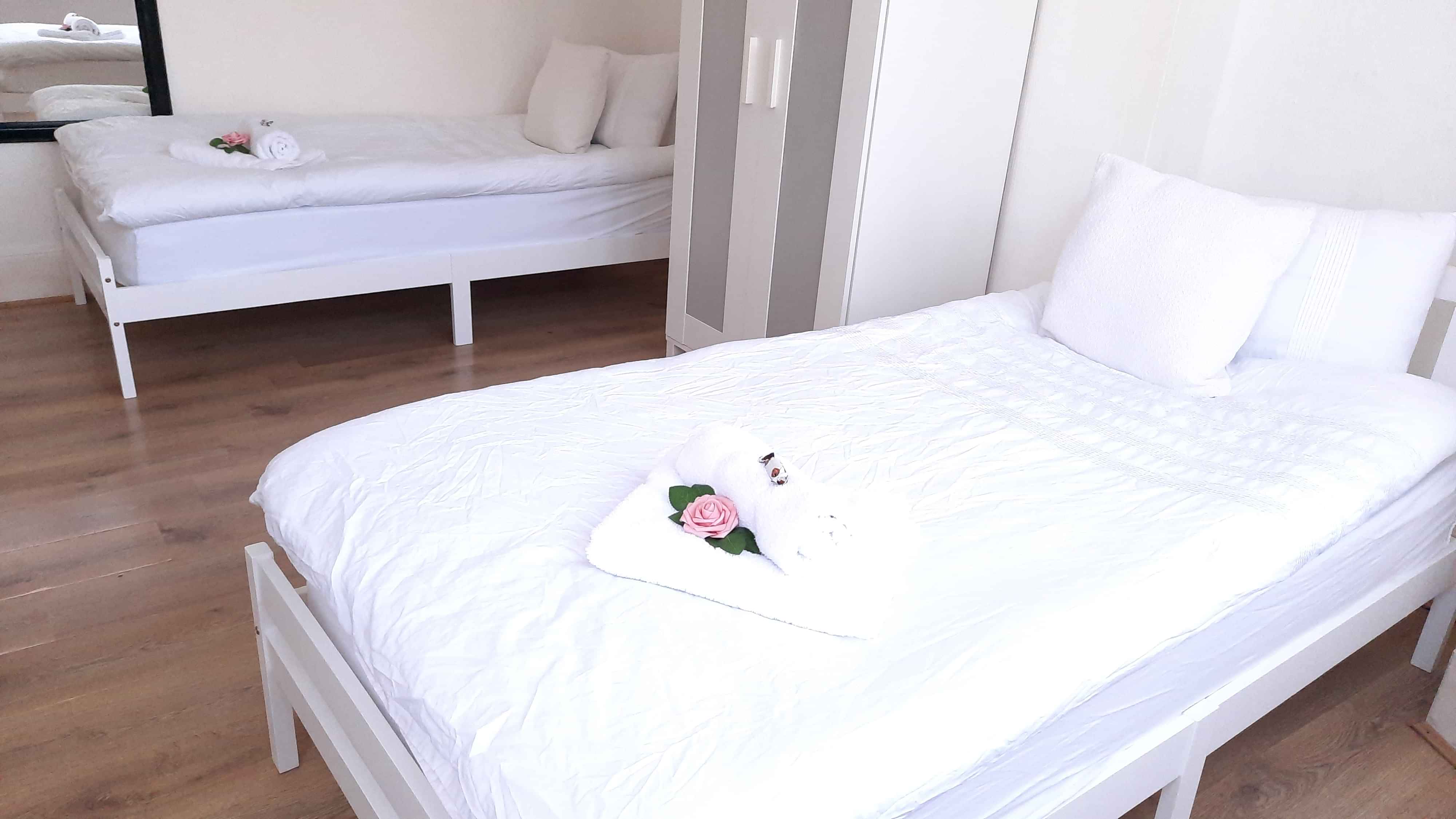 2 Bedrooms 1 Bathroom Apartment - Bedroom?w=400&h=260&fit=crop&q=40&auto=format&trim=auto