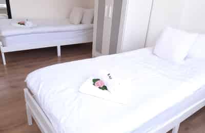 2 Bedrooms 1 Bathroom Apartment - Bedroom?w=400&h=260&fit=crop&q=40&auto=format&trim=auto