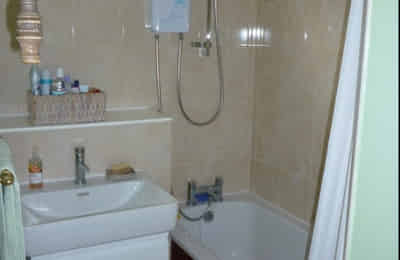 3 Bedroom 1 Bathroom - Bathroom?w=400&h=260&fit=crop&q=40&auto=format&trim=auto