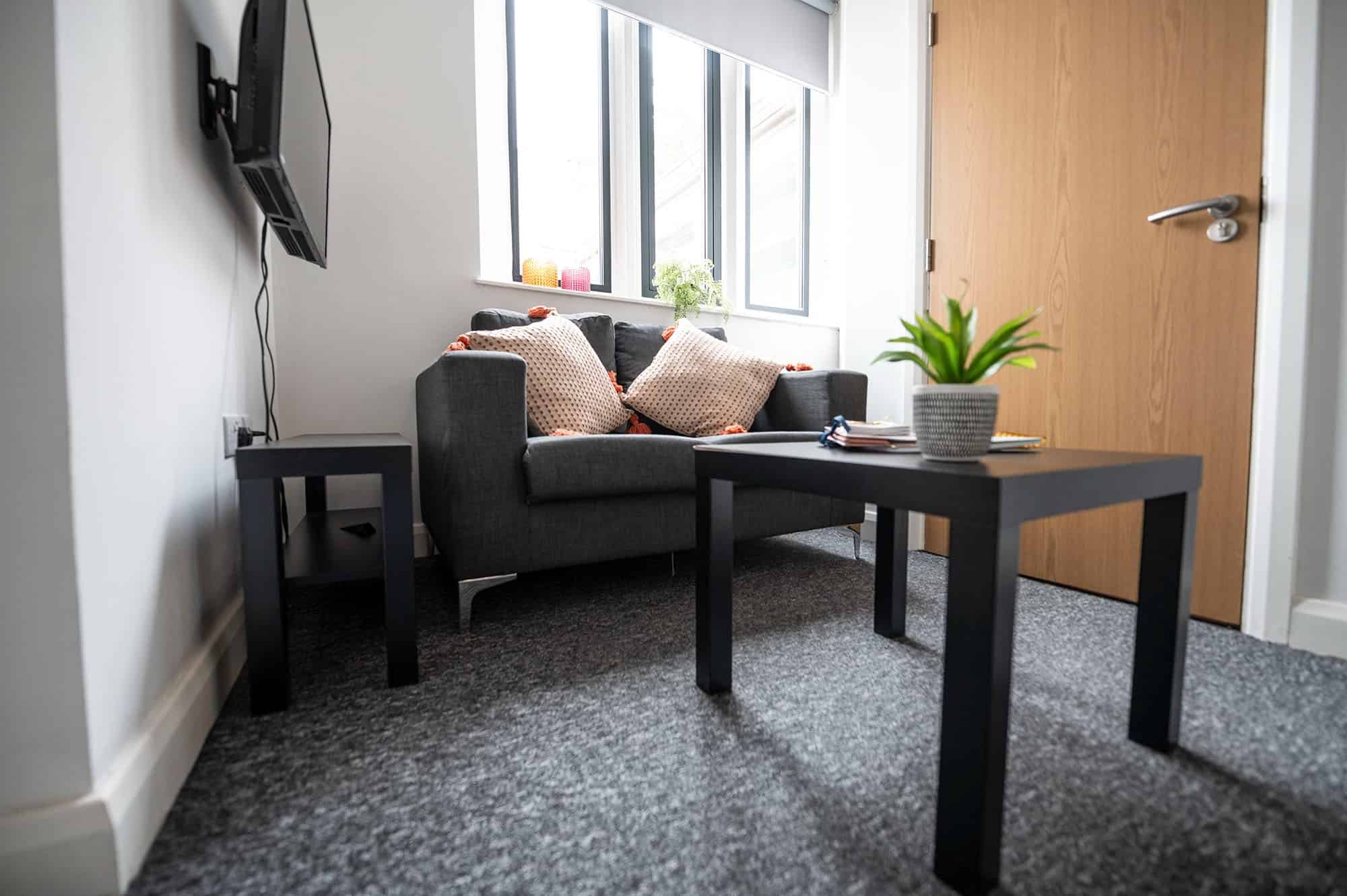 Exterior?w=400&h=260&fit=crop&q=40&auto=format&trim=auto